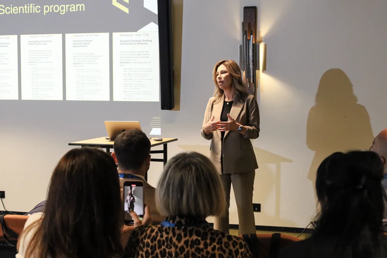 Neiva Cimini speaking at a scientific congress